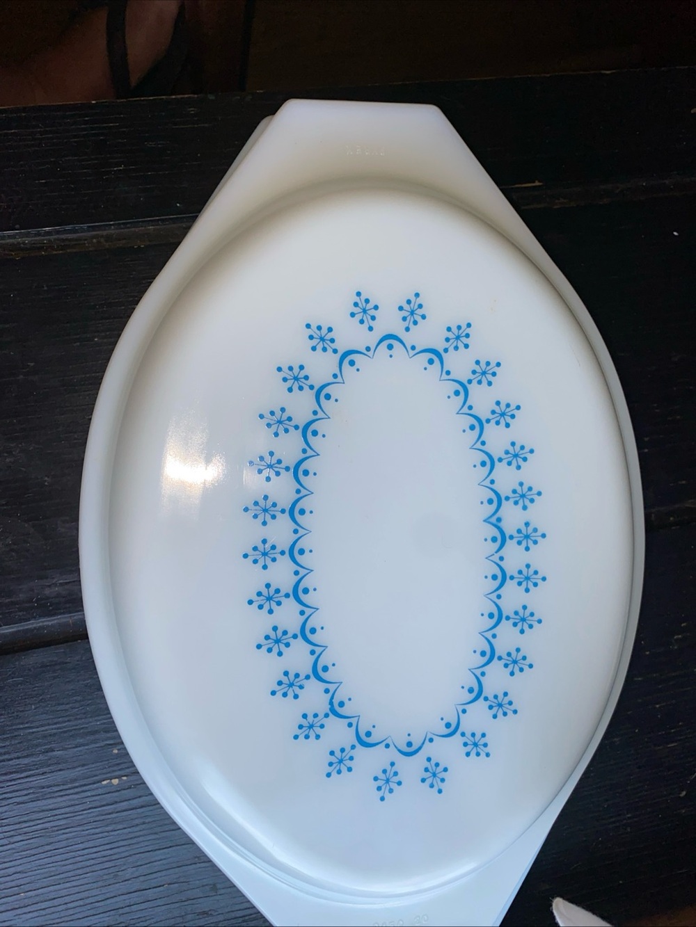 Pyrex White Lid with Blue Floral Band Covered Casserole - Picture 3 of 8